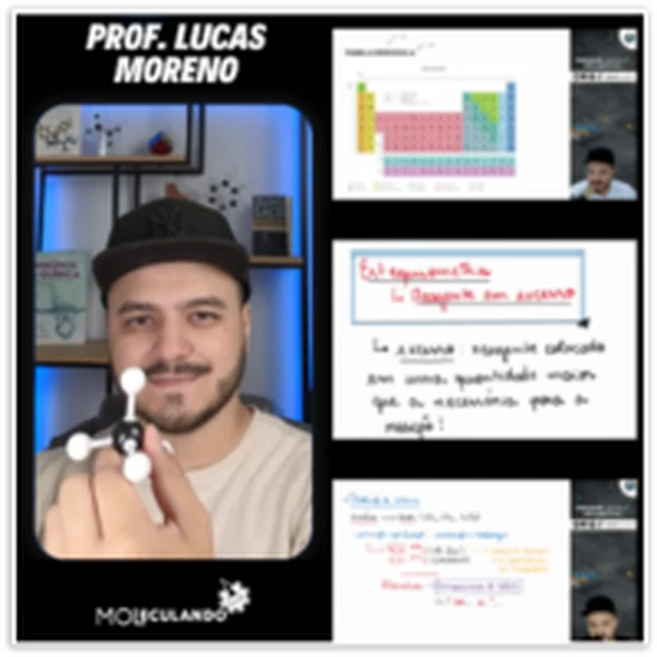 Prof. Lucas Moreno gravando a aula, com slides e quadro